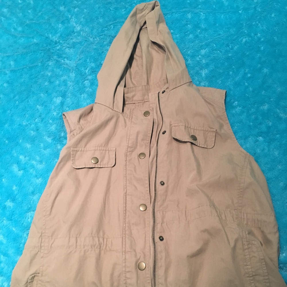 Gap sleeveless lightweight khaki jacket.